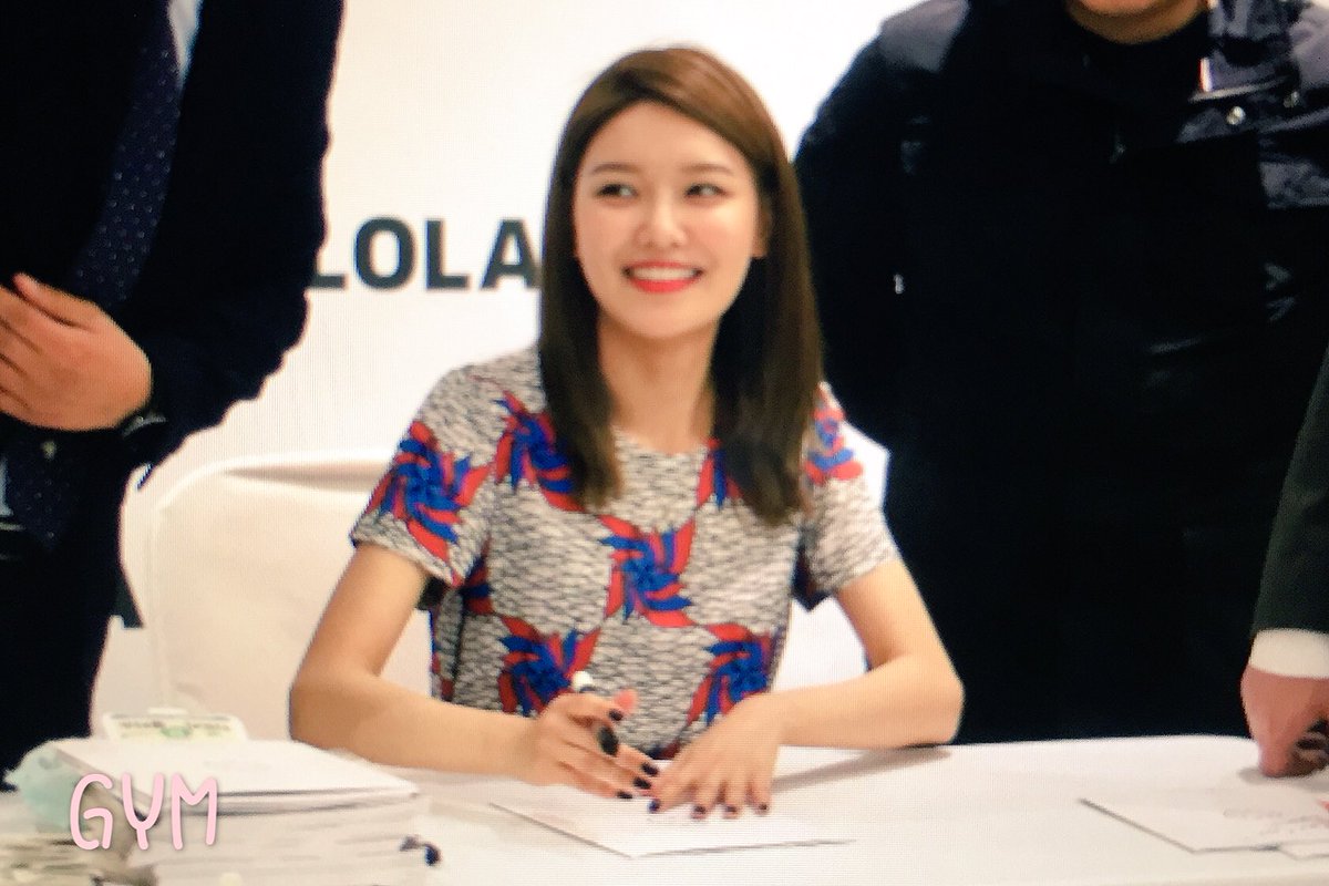 [PIC][14-04-2017]SooYoung tham dự buổi Fansign thứ 2 cho thương hiệu "BIMBA Y LOLA" vào trưa nay C9WoBRyUMAABWPg