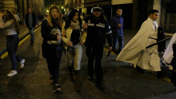 Segunda actualización: ya son 8 detenidos en 4 sitios distintos 
ow.ly/Gnu730aQVQs
#ssantasevilla17 #madrugada #madrugá17 #tdscofrade