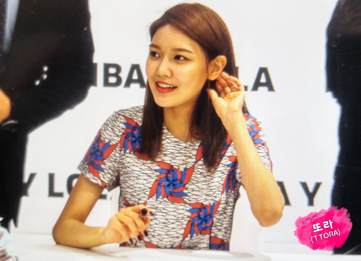 [PIC][14-04-2017]SooYoung tham dự buổi Fansign thứ 2 cho thương hiệu "BIMBA Y LOLA" vào trưa nay C9WoevVUAAIJuCQ