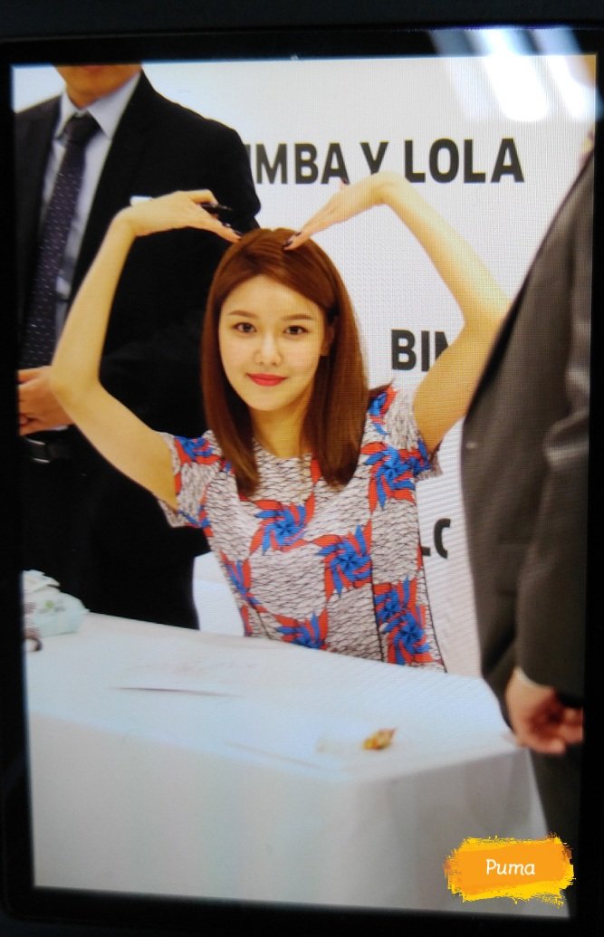 [PIC][14-04-2017]SooYoung tham dự buổi Fansign thứ 2 cho thương hiệu "BIMBA Y LOLA" vào trưa nay C9WohlXUIAA8mU0