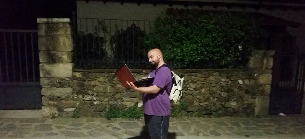 realityblogshow's tweet photo. Y así publica un bloguero en medio de la calle (donde hay más cobertura) de un precioso pero poco comunicado pueblo extremeño. #Final2GHVIP https://t.co/suTu30VeG0