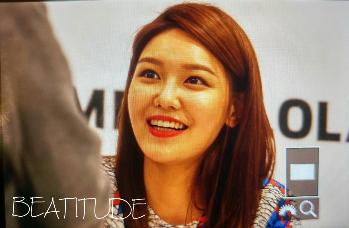 [PIC][14-04-2017]SooYoung tham dự buổi Fansign thứ 2 cho thương hiệu "BIMBA Y LOLA" vào trưa nay C9WpFJjUIAEeiHM