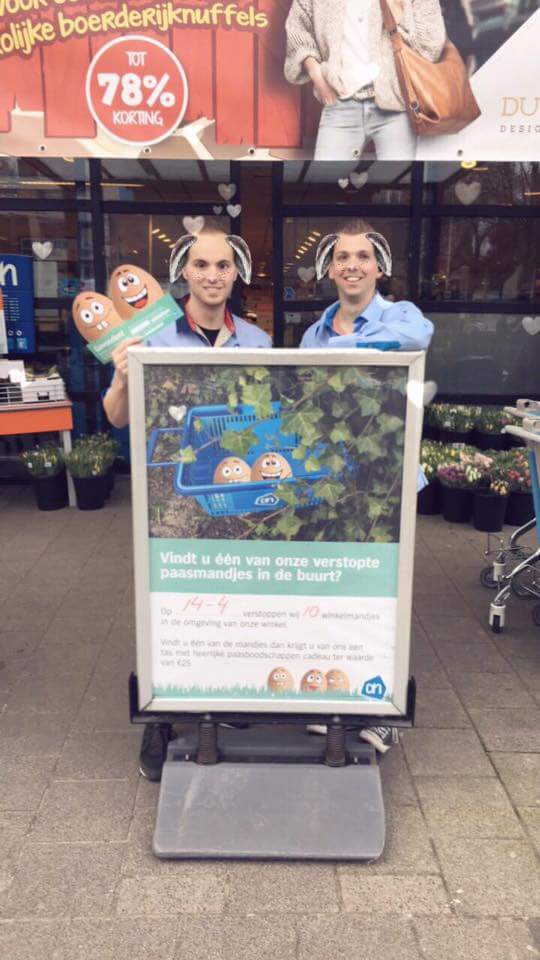 2 Paashaasjes hebben mandjes met een bon voor een volle tas paasboodschappen in de buurt verstopt Vindt u er een dan kunt u hem verzilveren