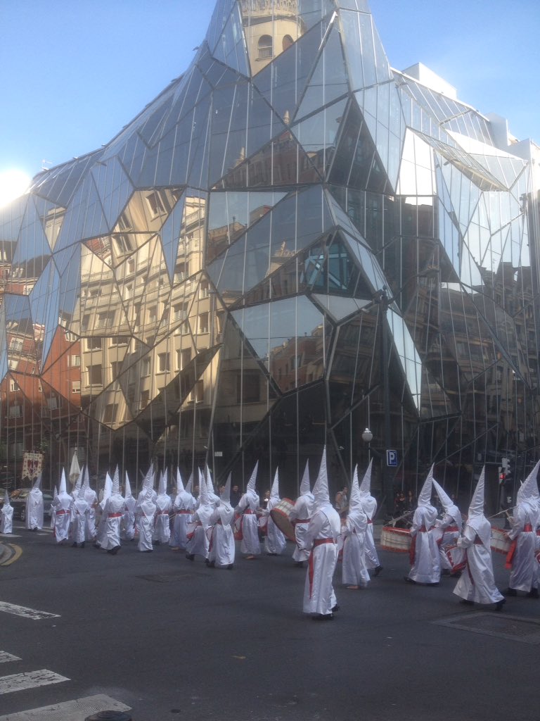 Tradición &amp; modernidad

'Viernes Santo en Castilla'
D. de Regoyos. 
1904

'Jueves Santo en Bilbao'
2017