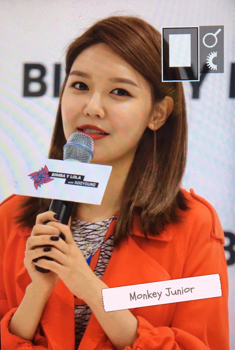 [PIC][14-04-2017]SooYoung tham dự buổi Fansign thứ 2 cho thương hiệu "BIMBA Y LOLA" vào trưa nay C9Wv_VyV0AAfqQt