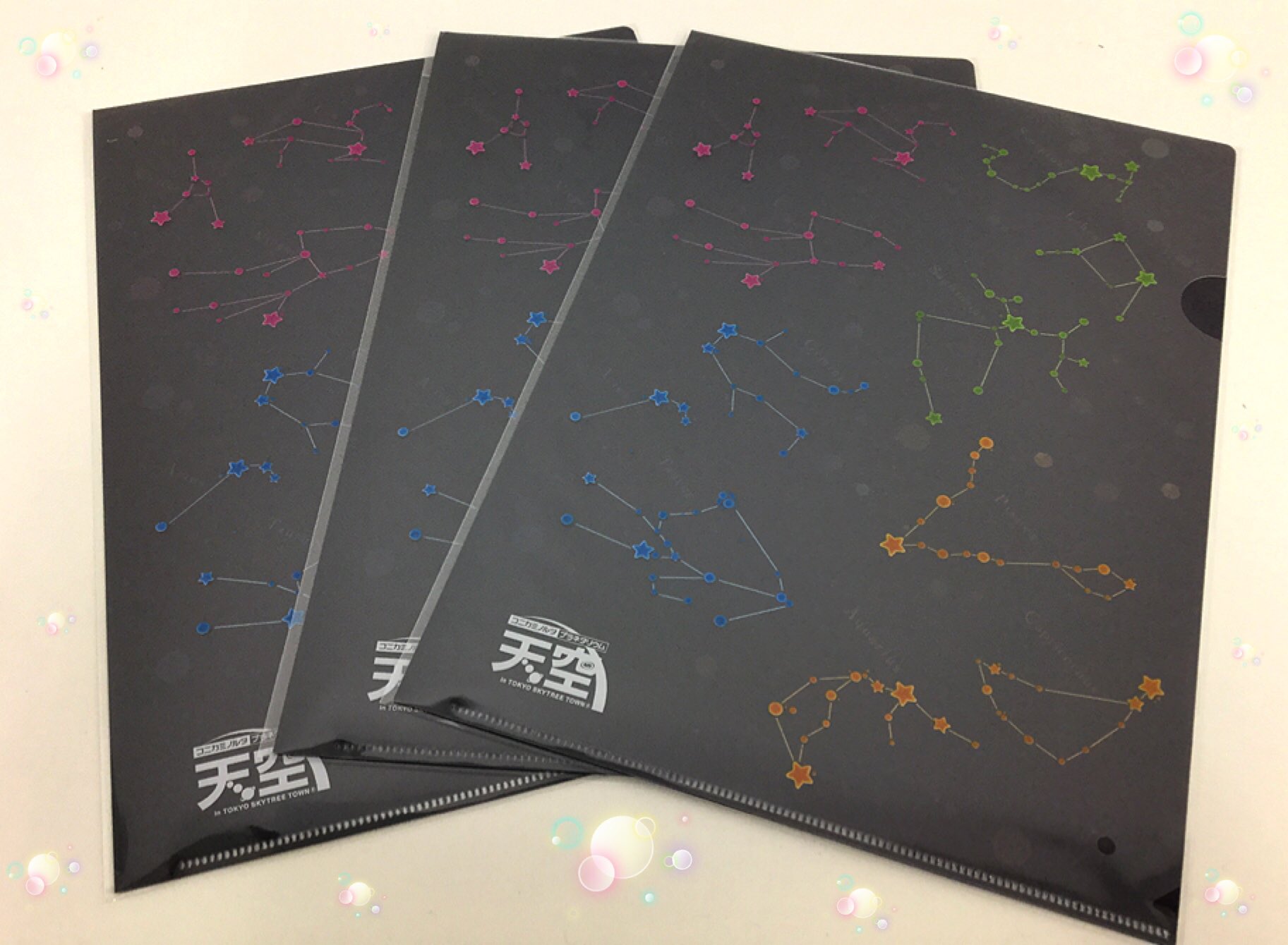 コニカミノルタプラネタリウム天空 押上 A Twitter 天空 ショップで販売中の 天空オリジナルクリアファイル ネイビー をご紹介 12星座が描かれた可愛いクリアファイル この12星座 実は季節ごとに 色分けされているんです 春の星座はピンク その他の商品は
