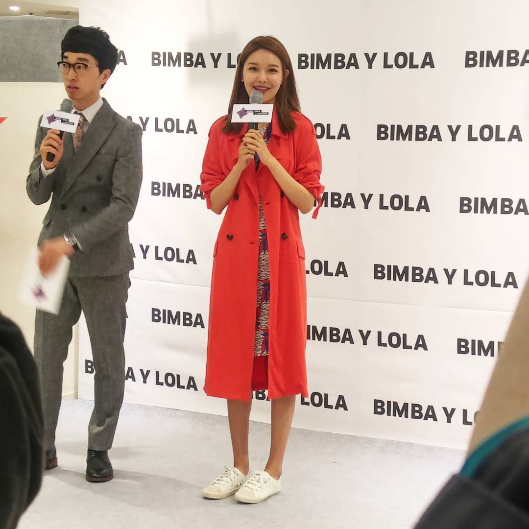 [PIC][14-04-2017]SooYoung tham dự buổi Fansign thứ 2 cho thương hiệu "BIMBA Y LOLA" vào trưa nay C9WzCQPUwAMnZ33