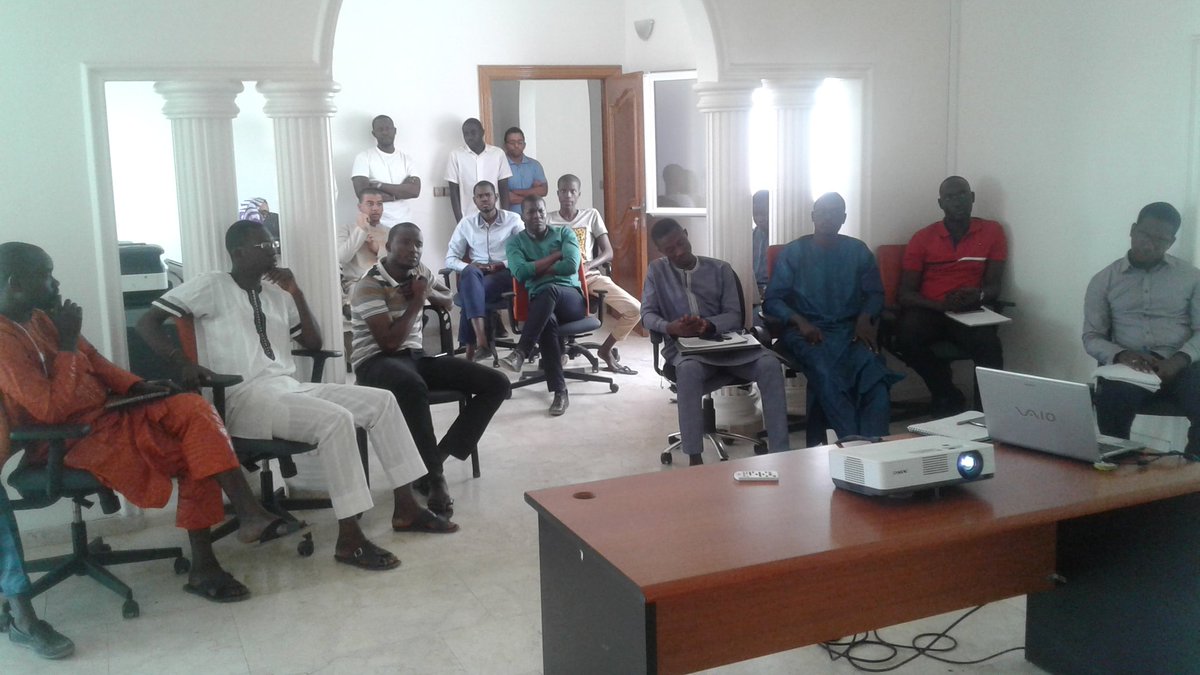 NeticoaSN's tweet photo. Veille techno #elixir and #phoenix par Mayacine Diop à @NeticoaSN . #Sénégal #kebetu #sentech https://t.co/7n9ohwM5Qw