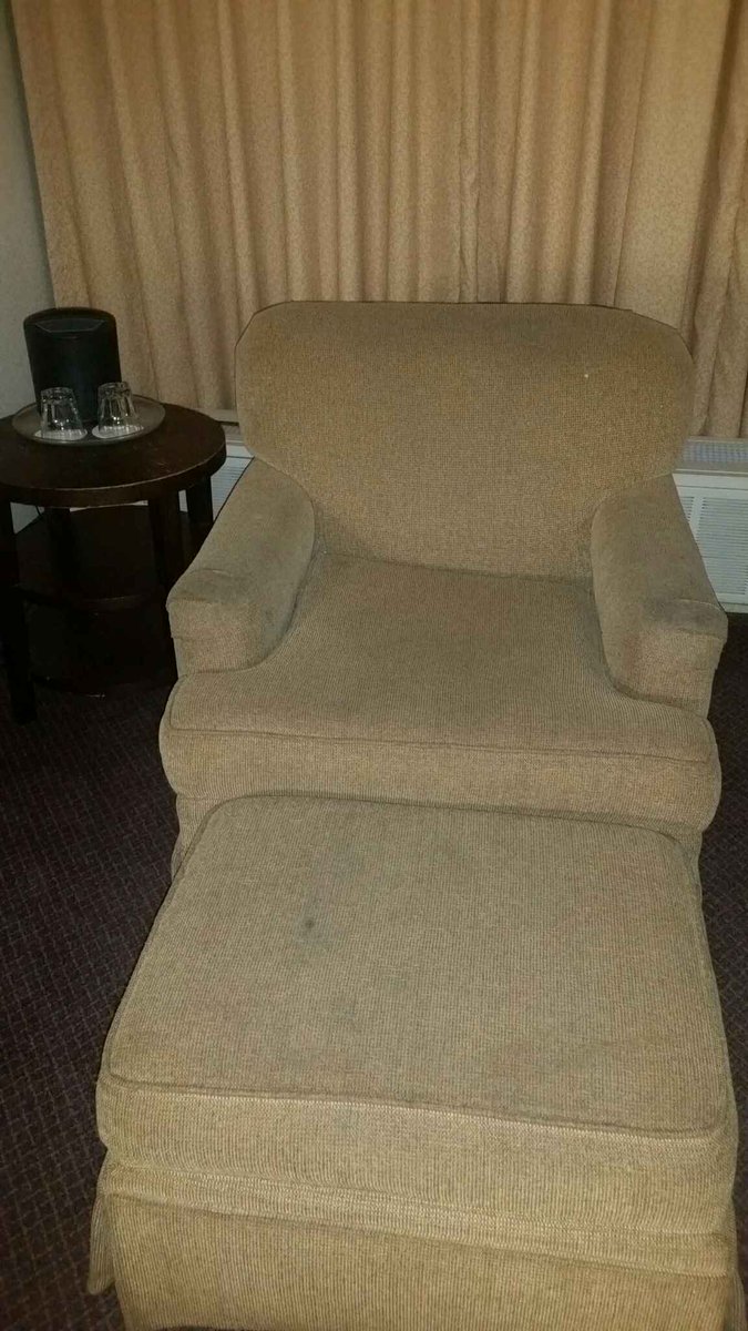 jonellenr's tweet photo. @priceline Thanks for the 3-Star, 3-night stay @crownplaza in Downtown St. Louis. #Not3Stars @NotCrownPlaza #WeNeedToTalk #AlreadyCheckedOut https://t.co/LyzlnS0GdN