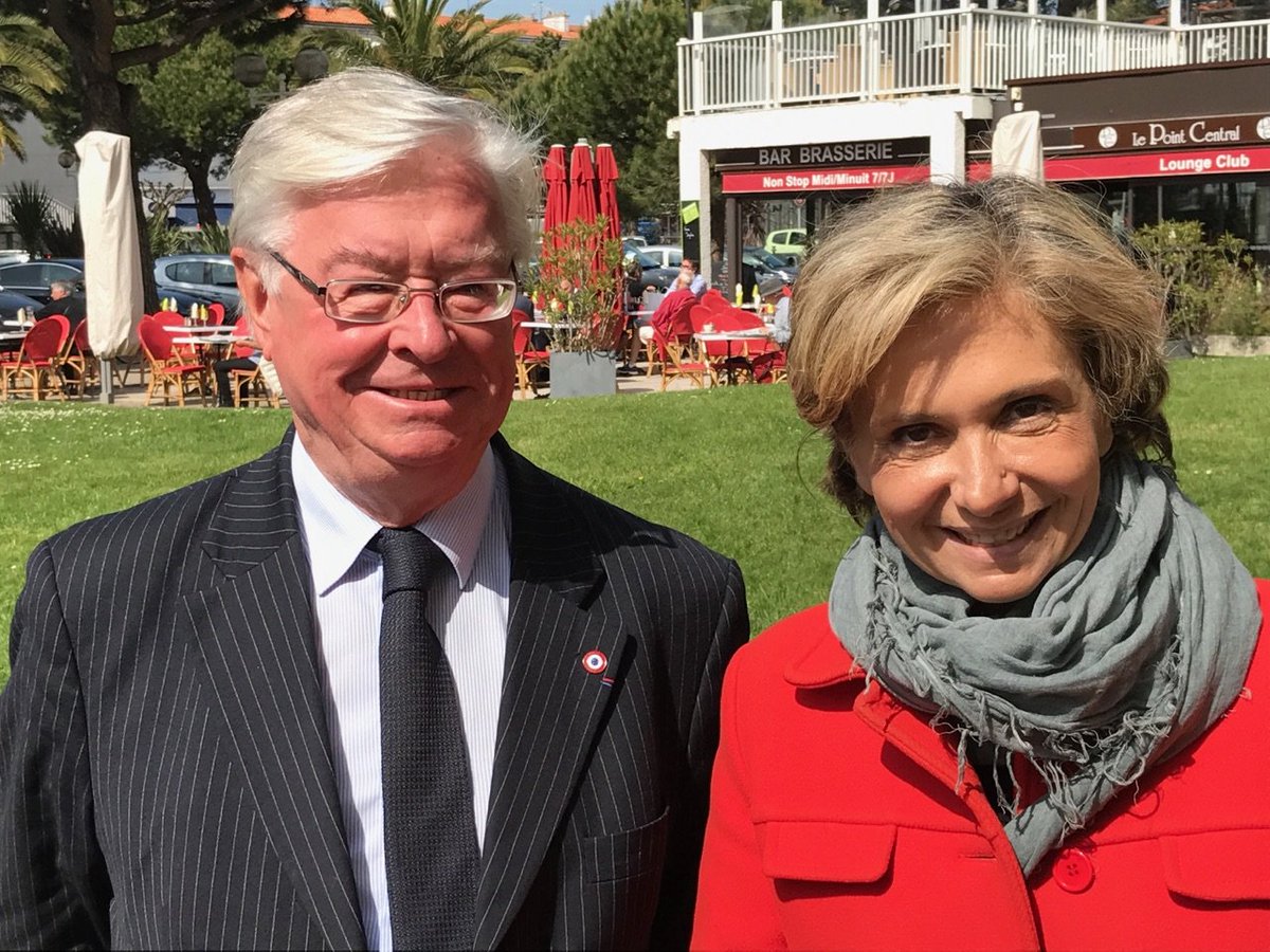 avecValerie's tweet photo. .@vpecresse à #Royan aux côtés de @Dbussereau et du député-maire de la ville @didierquentin pour apporter son soutien à Fillon #Fillon2017 https://t.co/Bean7t8l1d