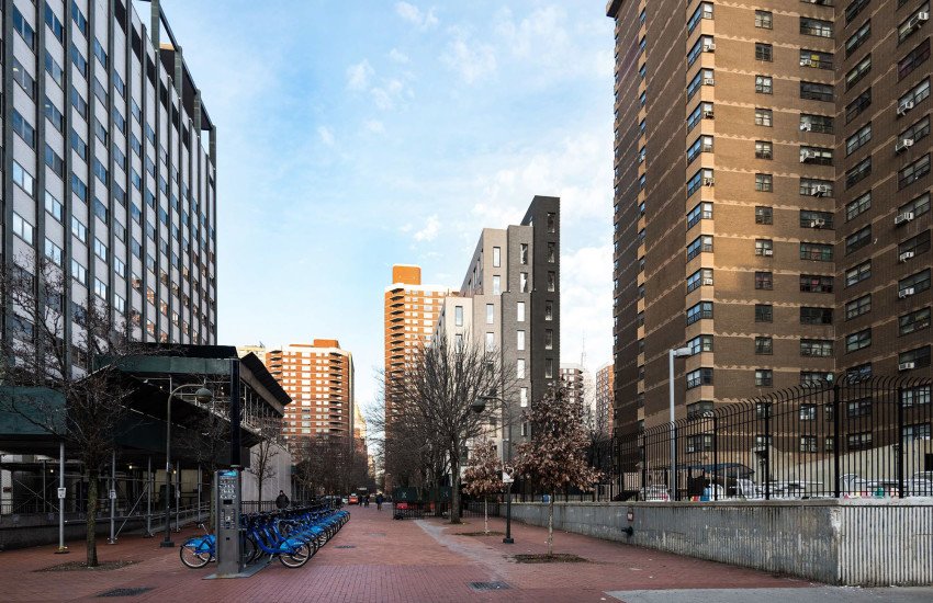 architectmag's tweet image. Carmel Place by nArchitects (@nARCHITECTSpllc). 2017 Institute Honor Award winner for Architecture. @AIANational bit.ly/1TPUuOo