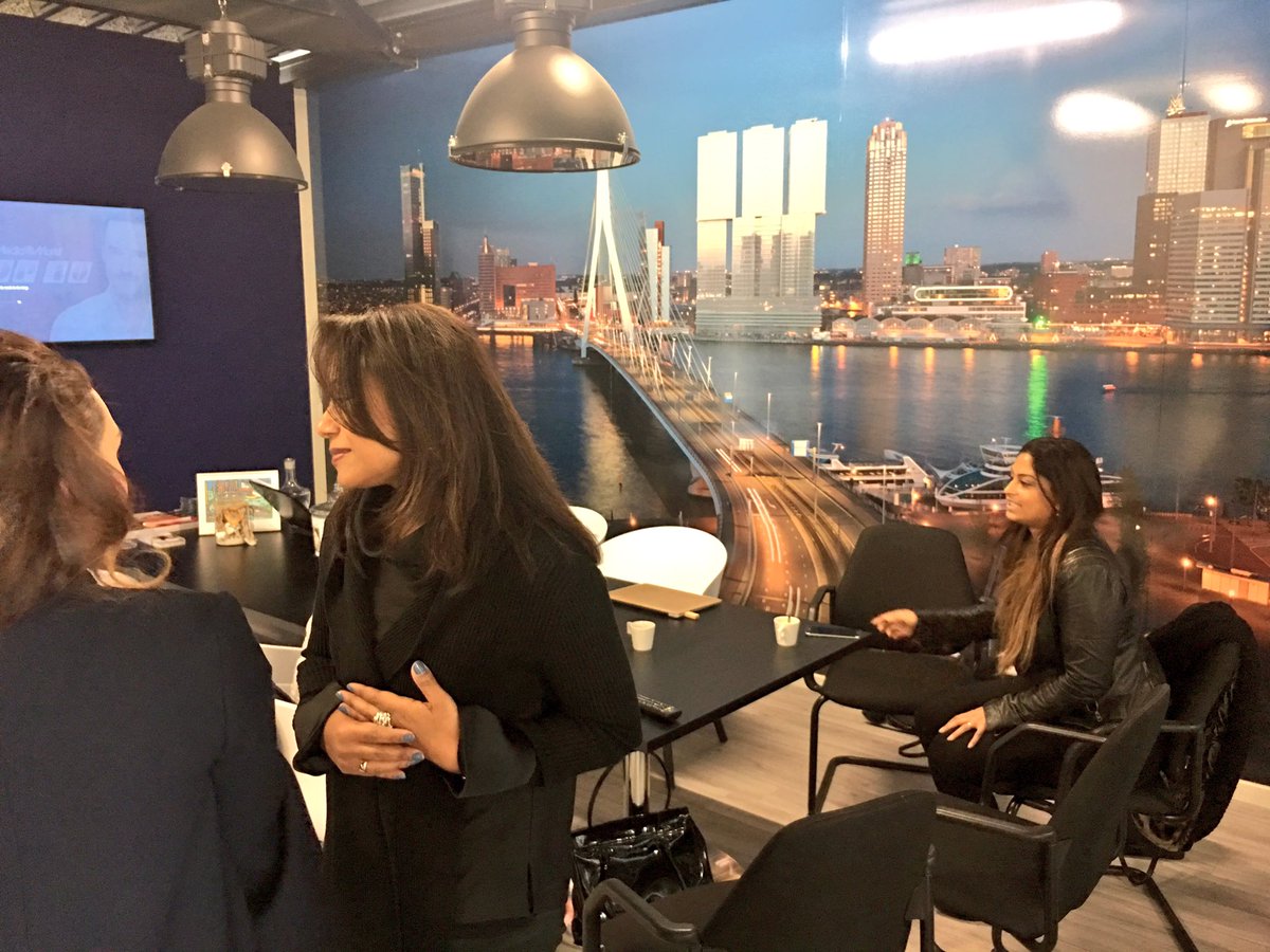 Gyzlene's tweet image. In deze geweldige Rotterdamse ruimte van @Sandravandenent vindt zo een training voor @ezvn mentoren en @AdOndernemen mentees plaats!