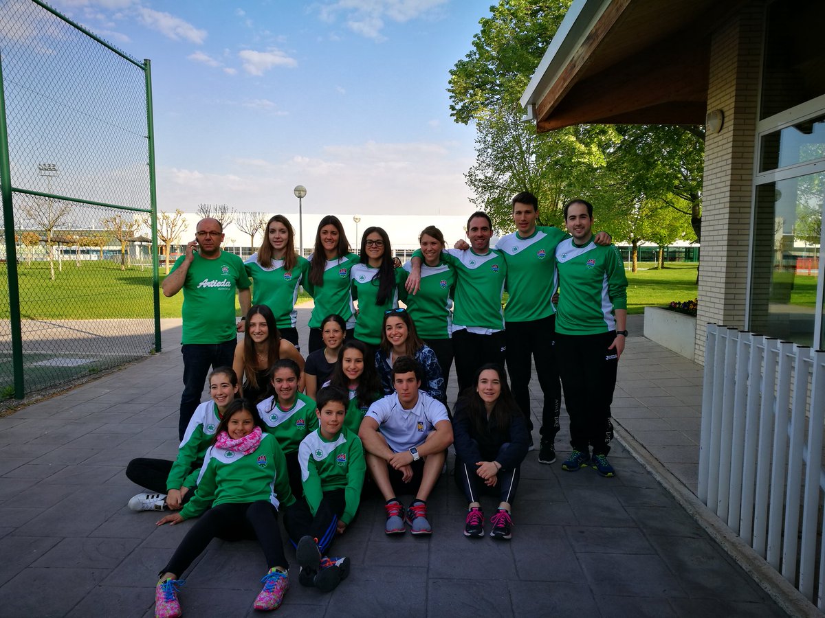 PAT_ADSJDKE_IRR's tweet photo. El   Trofeo 3 Pistas  a temblar vamos en camino #ADSJ-DKE @patinajetxantrea  y con Cpvdosmilseis Zaragoza. #SomosSanJuan https://t.co/W2jzmyh7vn
