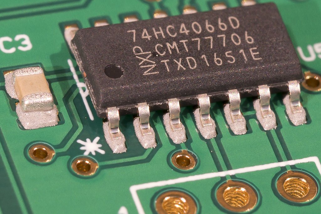 nr2097's tweet photo. A little macro before baking. I love how you can see the solder paste particles. :) #macrochip https://t.co/10D8MpNxXK