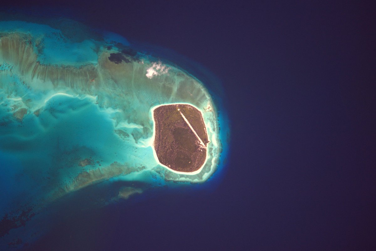 Une nouvelle piste d’atterrissage sur une petite île. Elle semble désaffectée... #FridayIsland #airportsfromspace