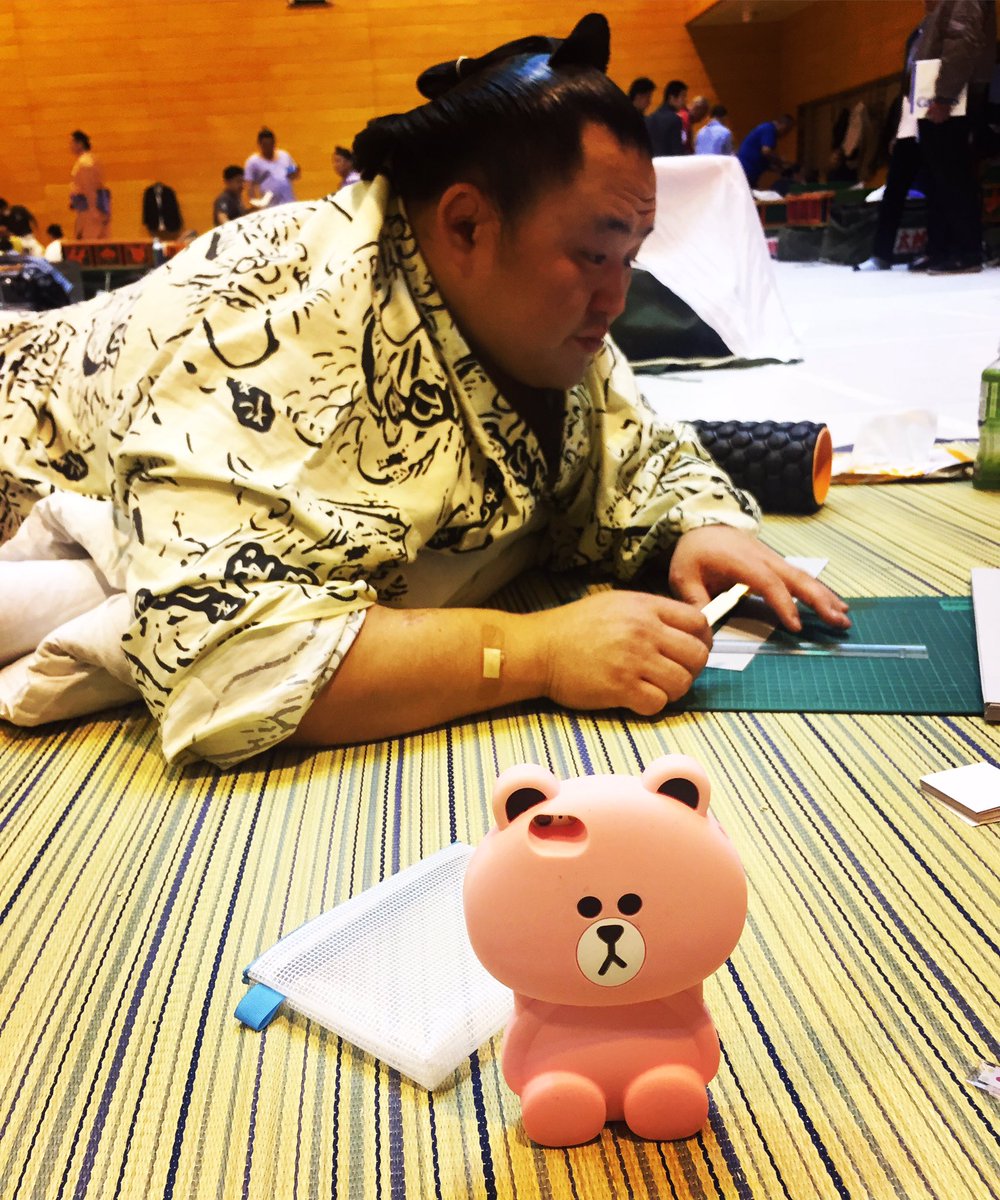 スモートフォン Twitterren 玉鷲関は何やら製作中 Iphoneカバーがデカくて可愛い