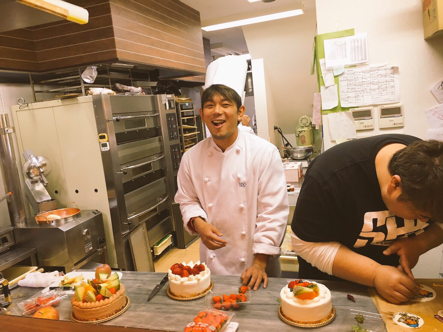 皇治 いつも応援して頂いてるケーキ屋 プロップに代表と行かせて頂いた 美味すぎ 代表と渡辺さんとお兄さんと話楽しすぎた ケーキ屋さんごっこも最高やった 笑プレゼントして頂き嬉しすぎた 皆んなも取り寄せて ありがとうございました
