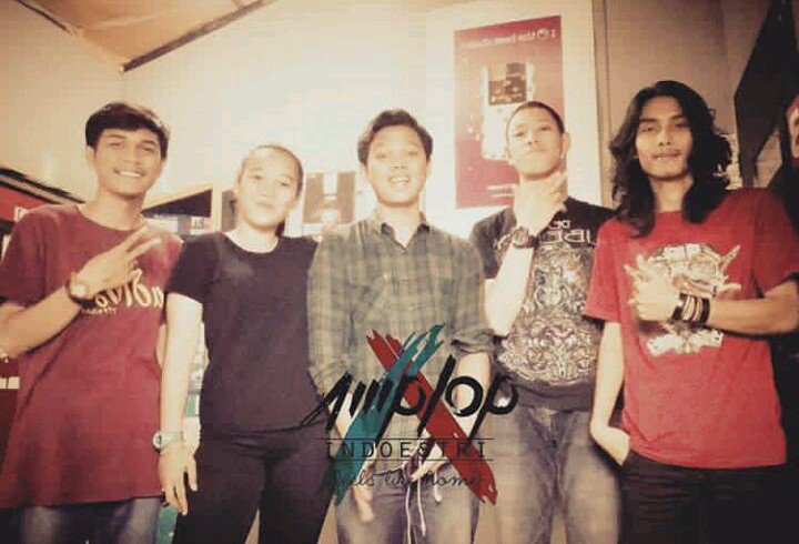 Flyingdisc19's tweet image. Follow instagram kita @flyingdiscpoppunk dan download juga lagu terbaru kita "TANPAMU" sharelagu.info/site_index-of-… @Lensa_Indie @Indie_bicara