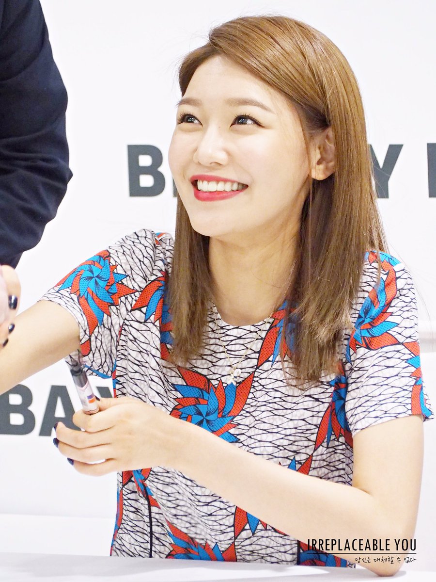 [PIC][14-04-2017]SooYoung tham dự buổi Fansign thứ 2 cho thương hiệu "BIMBA Y LOLA" vào trưa nay C9XEC4hUQAAqUxu