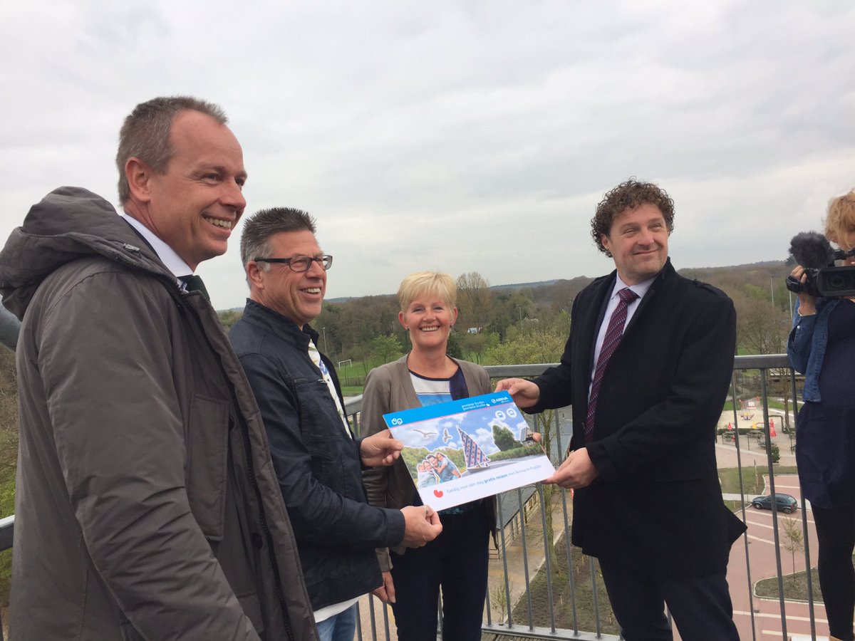 Landelijke primeur met gratis ov Fryslan Card, uitgereikt in Bakkeveen aan toeristen door <a href="/KlaasKielstra/">Klaas Kielstra</a> <a href="/Arriva_NL/">Arriva Nederland</a>