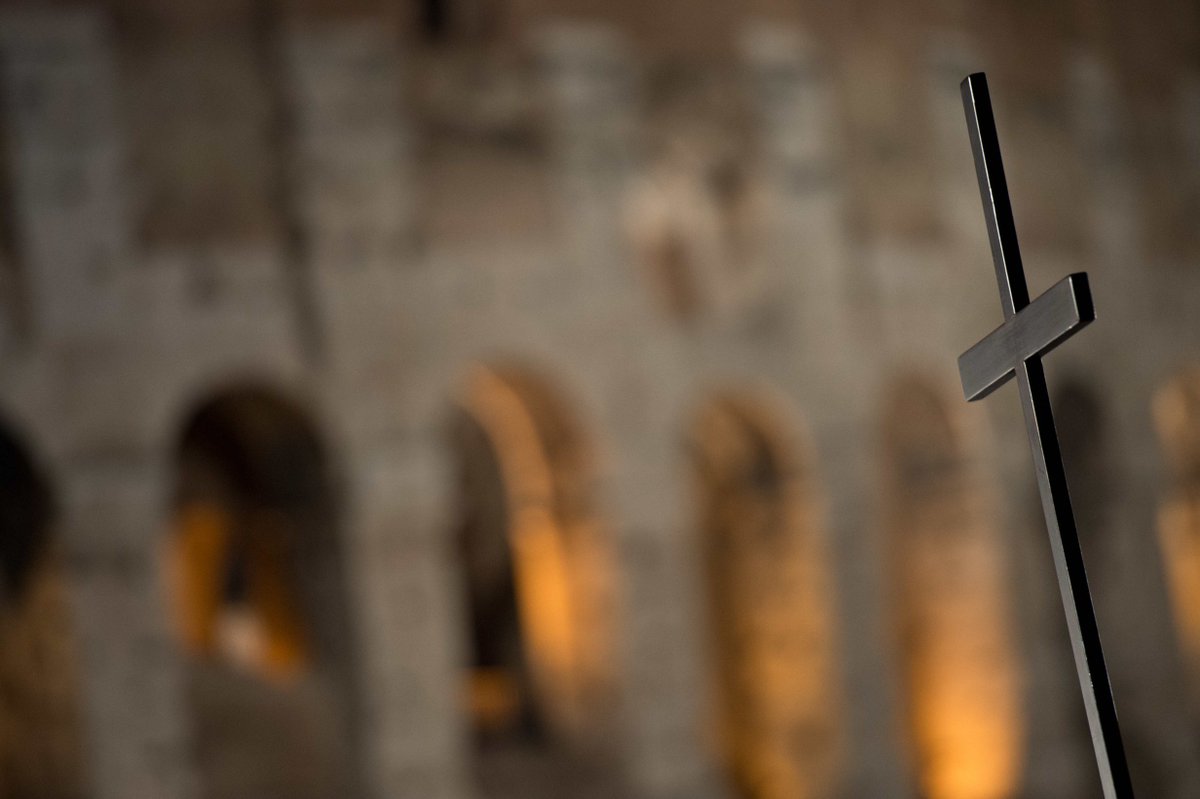 Pontifex266_it's tweet photo. O Croce di Cristo, insegnaci che l’alba del sole è più forte dell’oscurità della notte, e che l’amore eterno di Dio vince sempre. https://t.co/ft3sjVwXsN