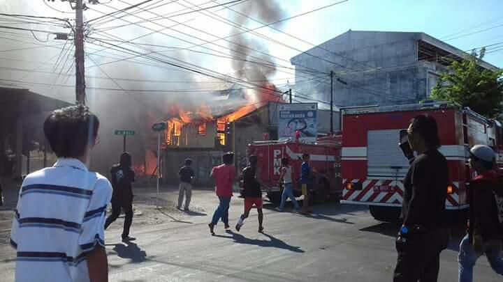SultengTerkini's tweet photo. Dua Rumah dan Satu Toko di Palu Terbakar https://t.co/BKR7yNE9EV https://t.co/pXsQCWRxWB