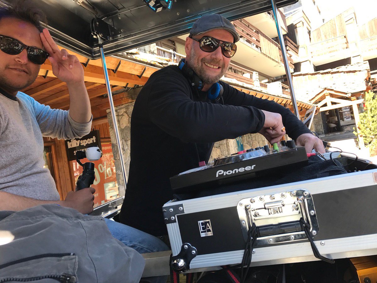 PopTopEvents's tweet photo. #printempsduski #valdisere #djtruck #poptopevents #djrabbeat
Au top avec @valdisere !!! https://t.co/r0egRNPcnD