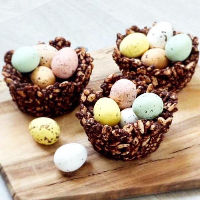 Découvrez ce #DIY de #Pâques et de fabriquer de jolis nids en riz soufflés qui accueilleront vos oeufs en #chocolat lc.cx/Uinf