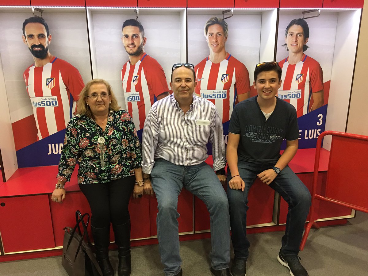 basijose's tweet photo. Sueño cumplido !! Toda la familia despidiendo al #Calderon después de conseguir la victoria. @Atleti 1 - @LCFC 0. #AupaAtleti, @filipeluis https://t.co/x1FdsnaHh8