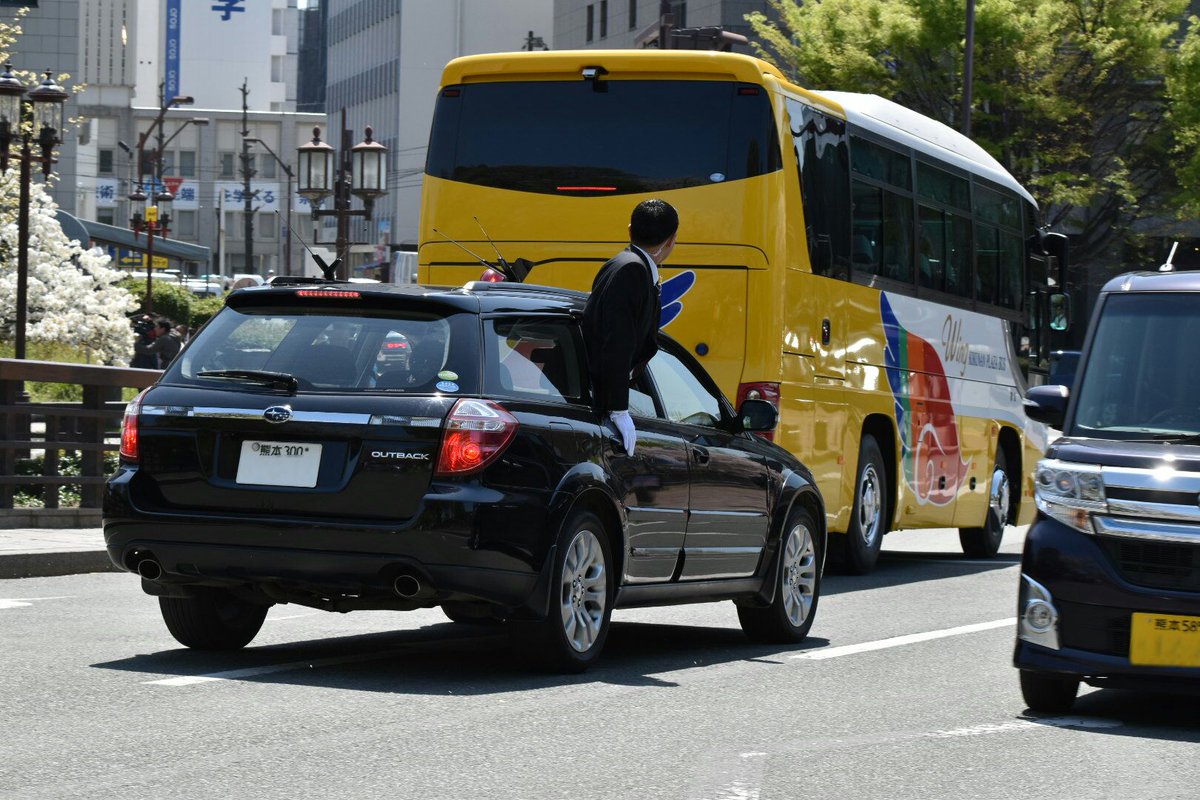 Mf10l33 首相車列は熊本県警のbmレガシィ警護車でセンチュリー総理大臣専用車を挟み 続いて随行員車 ケツ持ちはレガシィアウトバック 警護車が担当していました 警護車はスバルで統一ですね 笑 交差点進入時にはアツい箱乗りを披露していました Mf10l33 首相車列は熊本県警のbmレガシィ警護車でセンチュリー総理大臣専用車を挟み 続いて随行員車 ケツ持ちはレガシィアウトバック 警護車が担当していました 警護車はスバルで統一ですね 笑 交差点進入時にはアツい箱乗りを披露していました