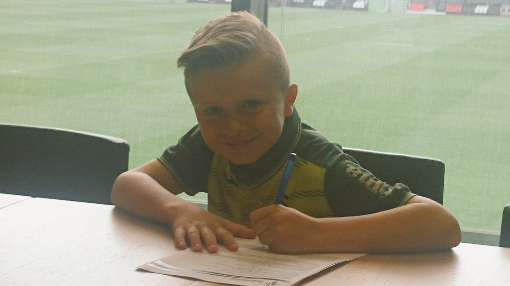 PDeacon10's tweet photo. @swans_academy good luck callum deacon ⚽congratulations 😁😁 https://t.co/cLieHoWMEj