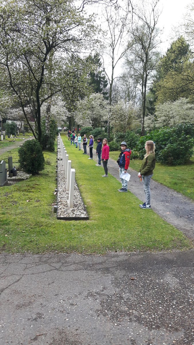 Bouwhof's tweet photo. De kinderen van groep 7/8 herdenken op Heidehof de gesneuvelde militairen vd Royal Airforce. Allemaal jong gestorven voor onze #vrijheid https://t.co/ba1uX4Mn8s