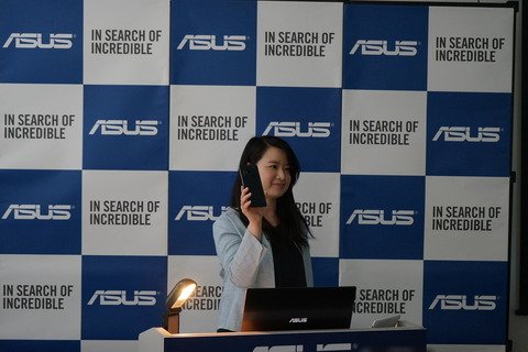 smaxjp's tweet photo. ASUS JAPANが世界初AR・VR両対応スマホ「ZenFone AR」の発表会を開催!5.7インチWQHD有機ELやSnapdragon 821を搭載し、上位モデル https://t.co/LXIHhtmMBw #smaxjp https://t.co/2mhROcohGy