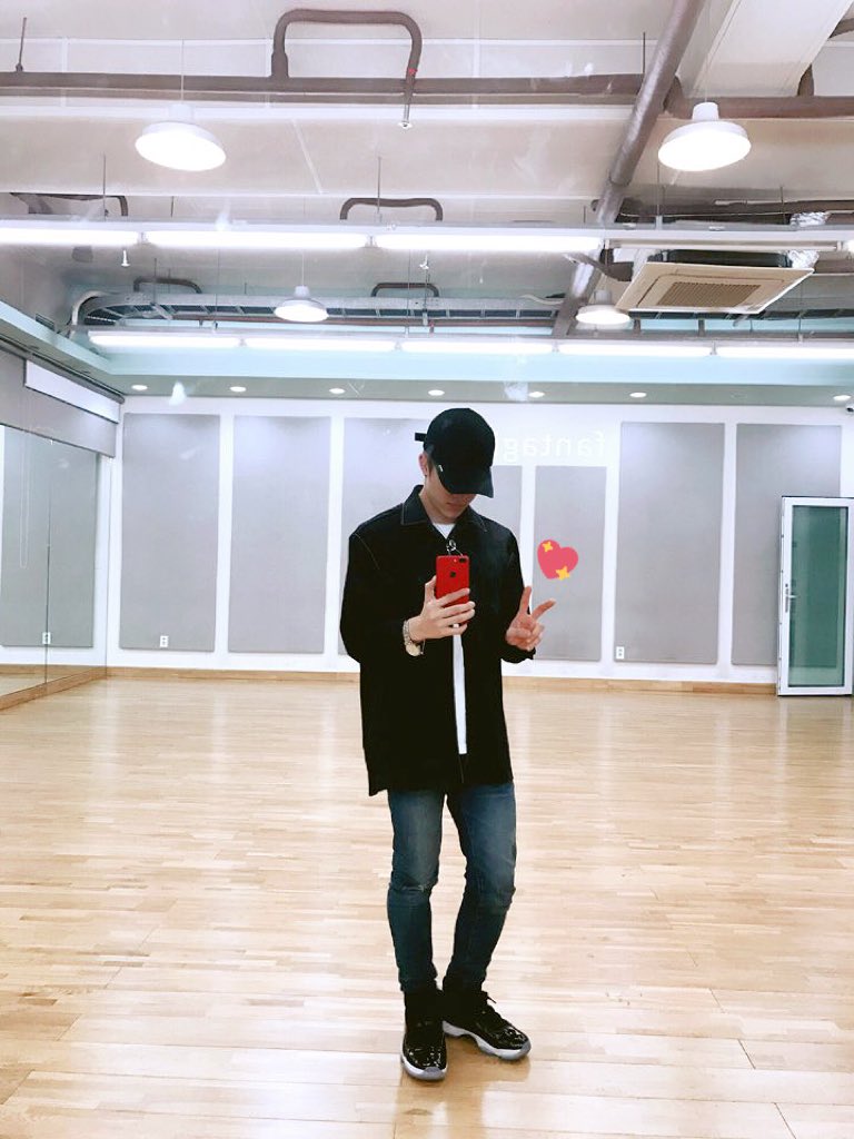 offclASTRO's tweet photo. Brand new phone!! With #블랙진 #블랙데이
#진진st #진무룩 #아이폰 #화질 #Good!! https://t.co/YASEgVv6r8
