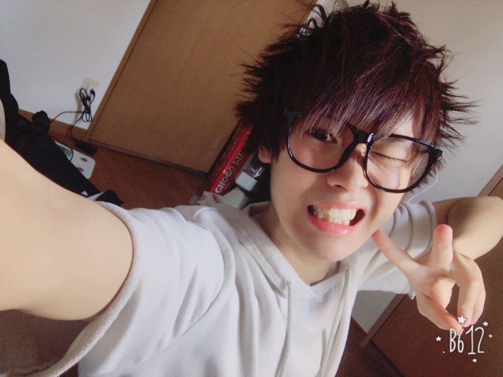 イニ じん 新しい服とメガネ買ったぜ いぇい って自撮りです イニ じん 新しい服とメガネ買ったぜ いぇい って自撮りです