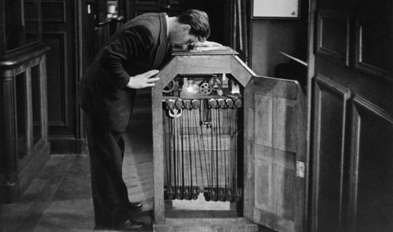bugunneeoldu's tweet photo. 1894- #ThomasEdison, sinemanın bir öncüsü sayılabilecek #kinetoscope adlı cihazının ilk gösterisini yaptı. #OyVerTarihYaz #HayırlıCumalar https://t.co/5ypo0VHDao