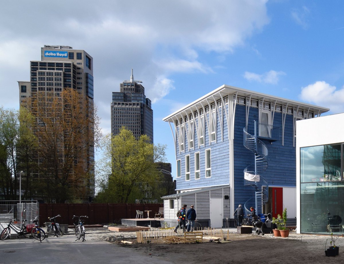 De bouw van 'Het Blauwe Huis' is bijna gereed! Deze verrassende villa staat op een zeer bijzondere locatie in #Amsterdam