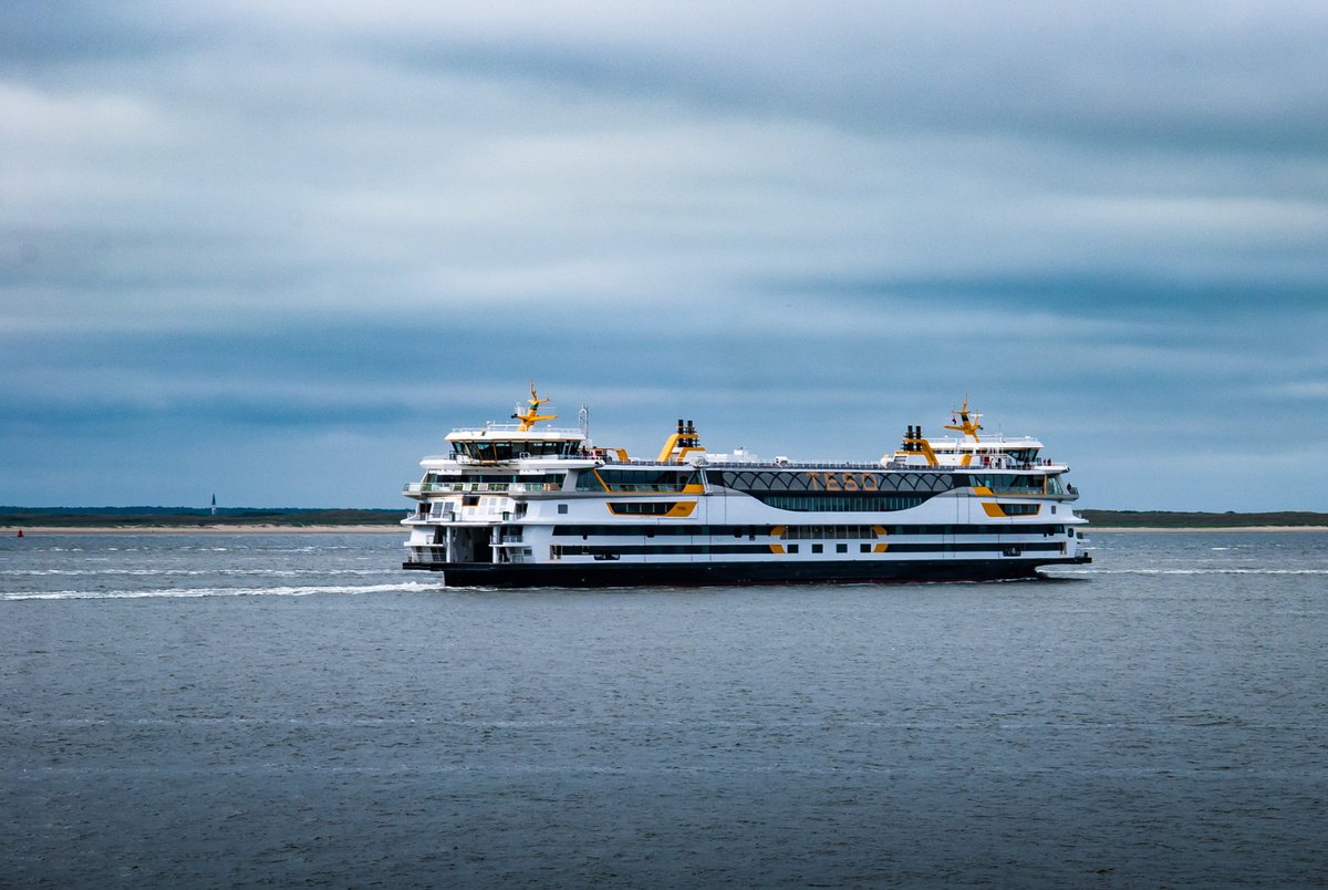 VripackDesign's tweet photo. The Texelstroom is rewarded with the Shippax award! @VripackDesign @Shippax @BootTexel @CjobNavalArcht #LaNaval #OliverDesign #Proud https://t.co/QfE4r8XkiE