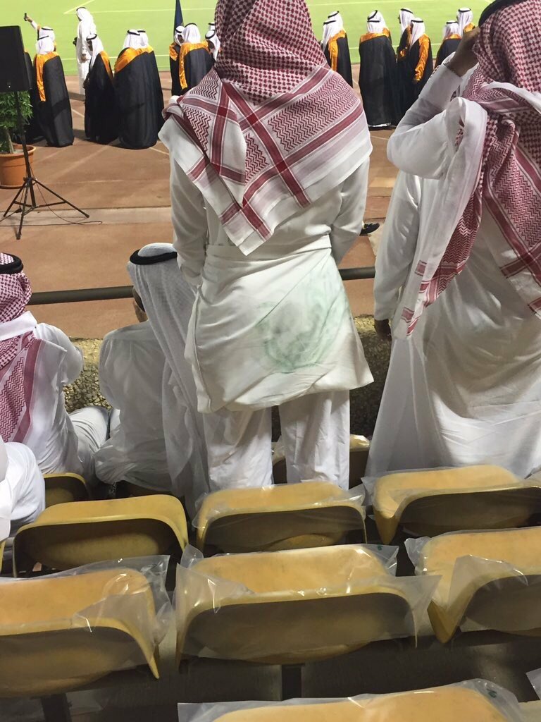 أثناء #حفل_التخرج في #جامعة_البترول_والمعادن، أكياس الكراسي تتسبب بآثار على ملابس الحاضرين. (متداول)