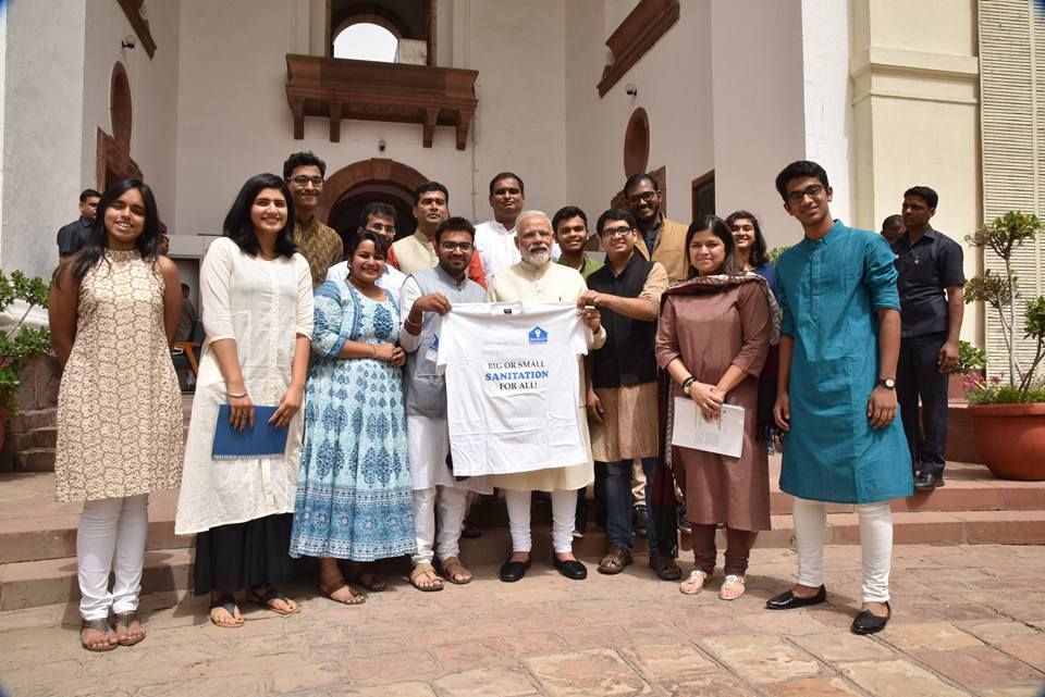 . <a href="/narendramodi/">Narendra Modi</a> meet with <a href="/Swachhalay/">Swachhalay</a> to talk public #sanitation and access to safe #water. 
#WorldToiletDay #WorldWaterDay <a href="/poonam_mahajan/">Poonam Pramod Mahajan</a>
