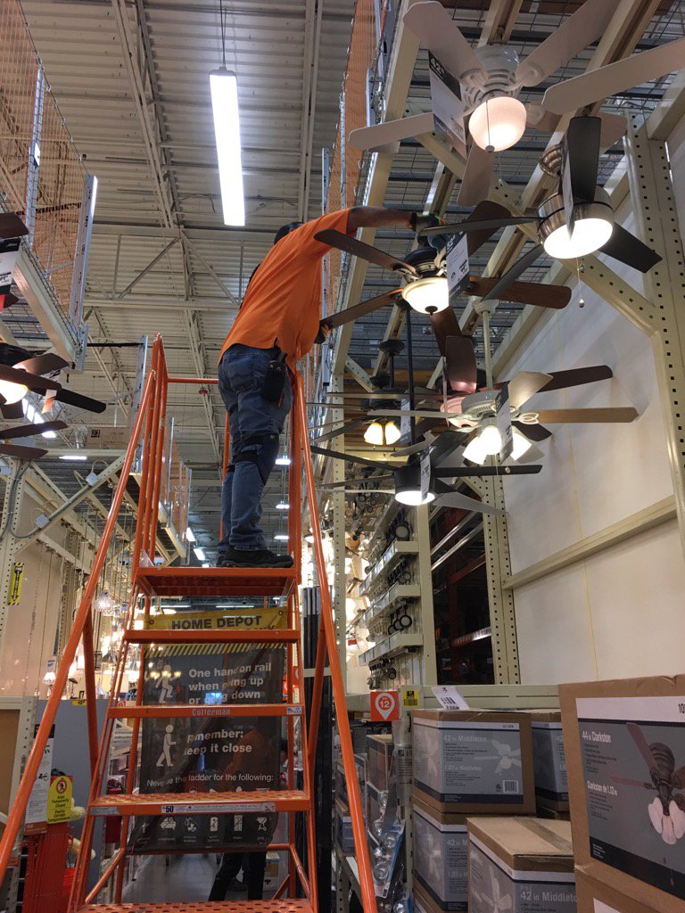 aytdrm1's tweet photo. @METGotyourback Tim Mosqueda working safe while changing bulbs in the light cloud. https://t.co/gZHAiBDXHd