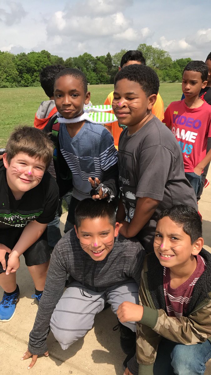 mrstaylorsthird's tweet photo. Bunny hop 2017! #gentryproud #publicschoolproud https://t.co/a3tGuxGMqw