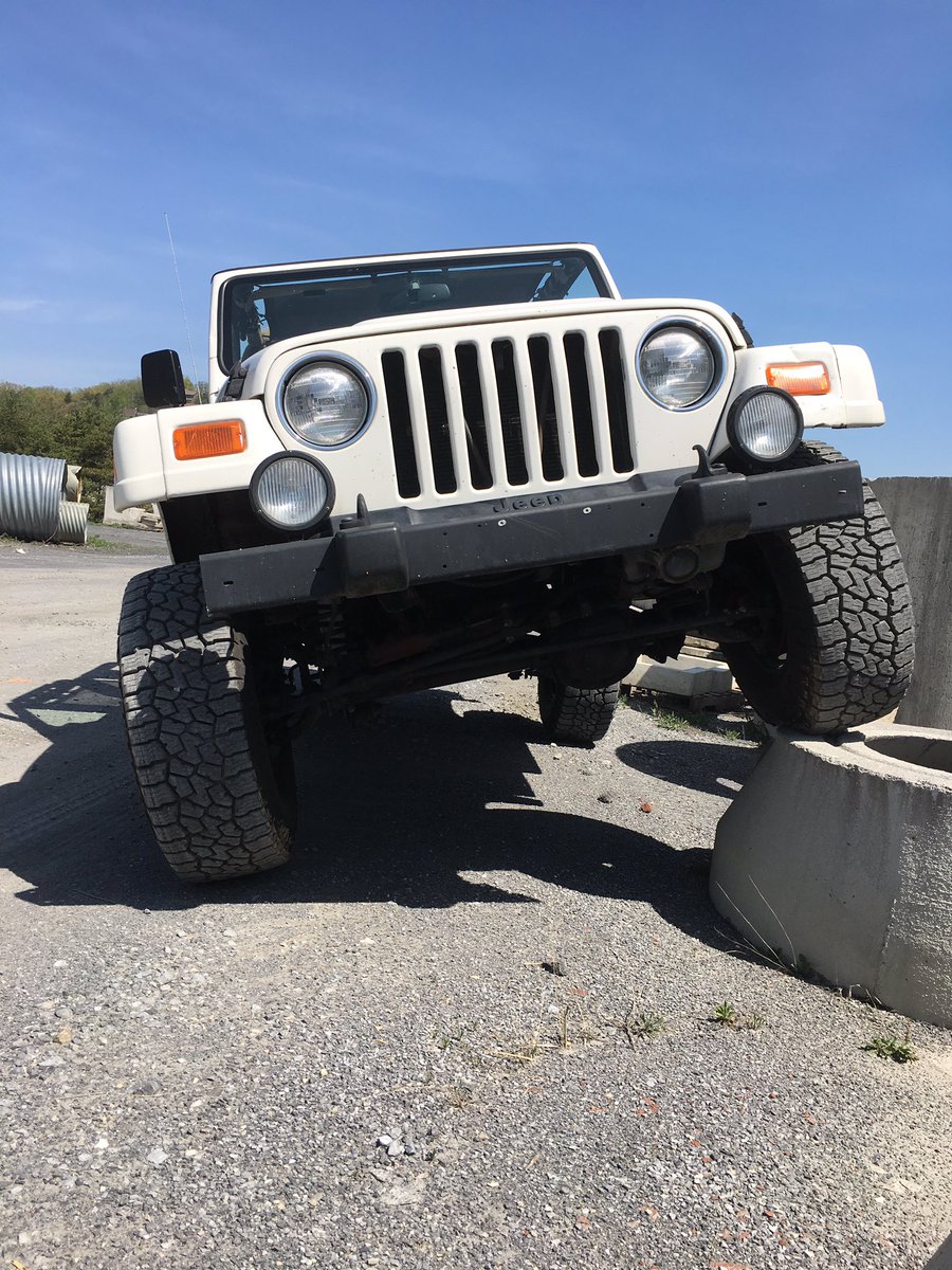MyJeepsThoughts's tweet photo. They caught me trying to #flex a little on this beautiful Friday. #Jeep #JeepMafia https://t.co/79Tjjb8HCV