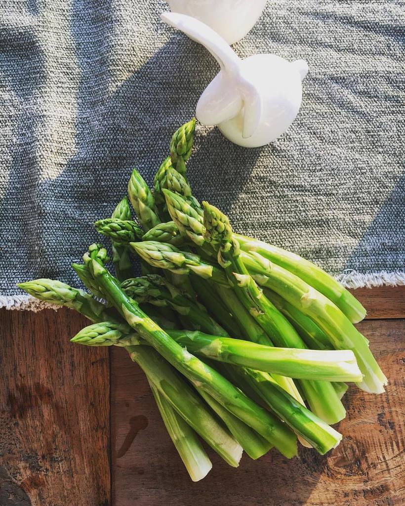 NeusiedlerSea's tweet photo. #asparagus time 🌿👌🏻#dinnertime #neusiedlersee #karfreitag #easterholidays #marchfelderspargel #seekinder #beforeal… https://t.co/ZX2lH00y7L https://t.co/jJMXBuZ8zW