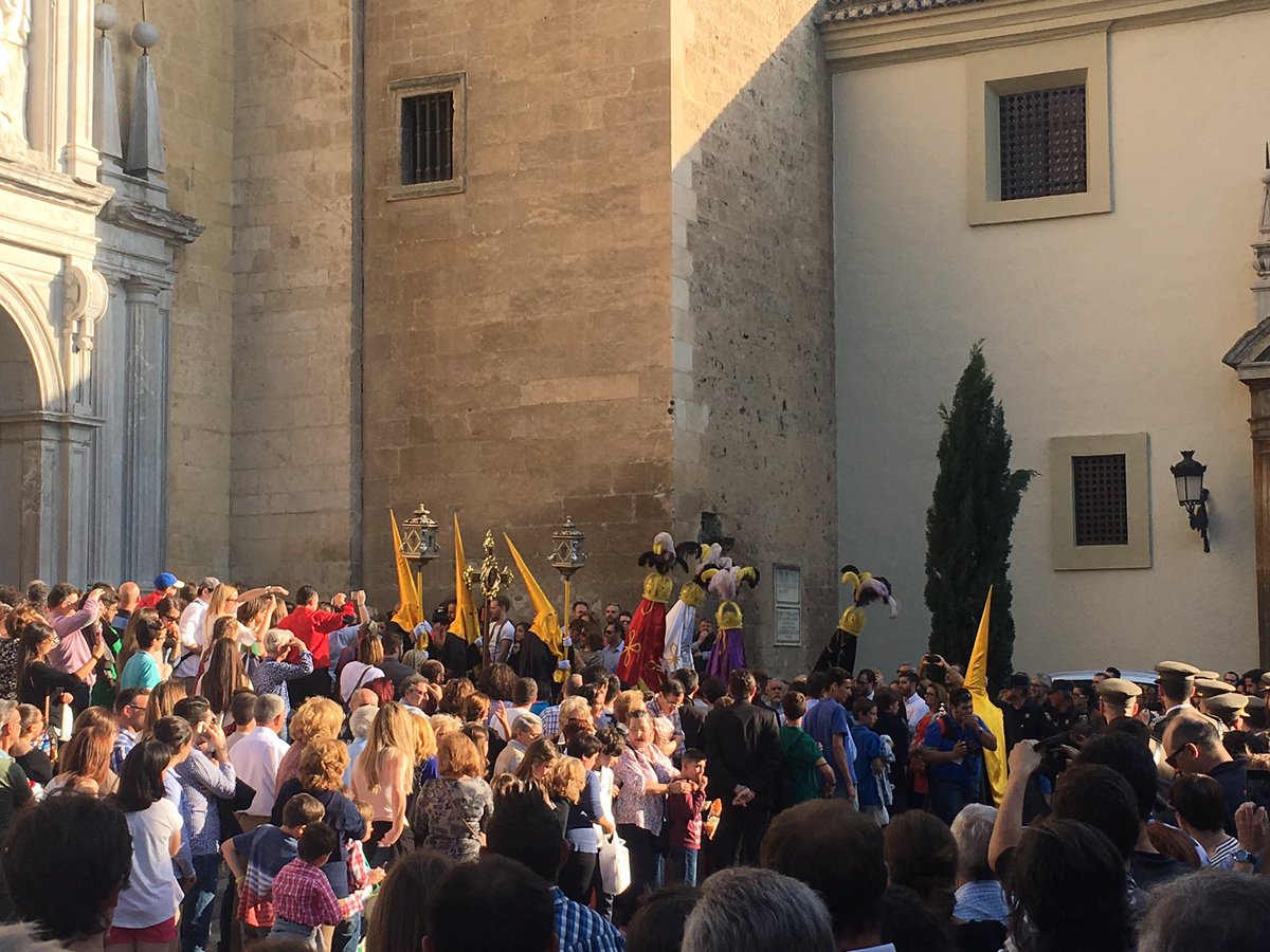 sercofrade's tweet photo. Sale la Hermandad de la @Soledad_Granada con el característico toque de las Chías #Soledad2017 #SSantaGr17 https://t.co/Sz5Nnzr0Io