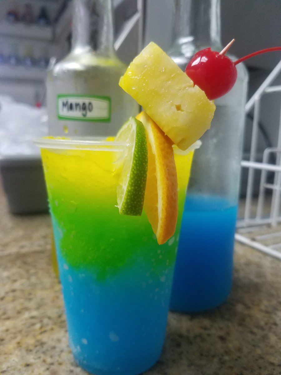 AddieGibbons's tweet photo. Think I'm trying the bay breeze with some Malibu. #stephs https://t.co/S2LWEYLoly