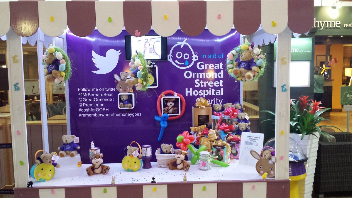 Easter bunny  stopped  at  Bath  Road  for weekend @airportsmiles <a href="/placemadebyyou/">A Place Made By You</a> <a href="/rosa_zannella/">Rosa</a> <a href="/MartynaBlaziak/">Martynka</a> #thankyoumartyna&amp; rosa