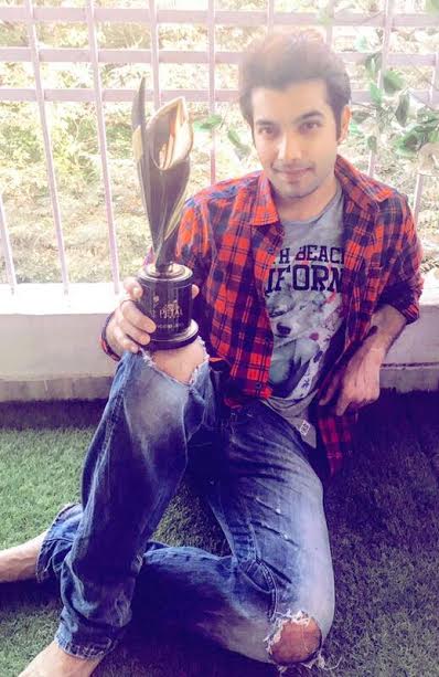 JustShowbiz's tweet photo. SSHARAD MALHOTRA'S HATTRICK OF AWARDS!
https://t.co/lMHVh4Z8t9
@itsssharad09 #KasamTerePyaarKi #GPA2017 #goldenpetalawards2017 https://t.co/lcWyOuQgDW