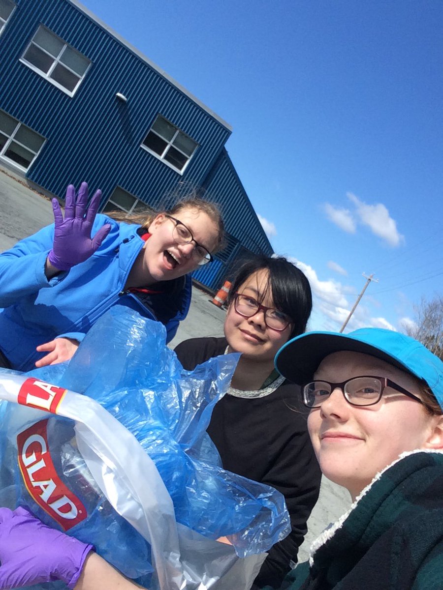 PAEcosquad's tweet photo. Cleanup via @CleanFoundation for the #DrizzleYEC. Shoutout to @gladproducts for unofficially sponsoring us https://t.co/3kpwT01t3I