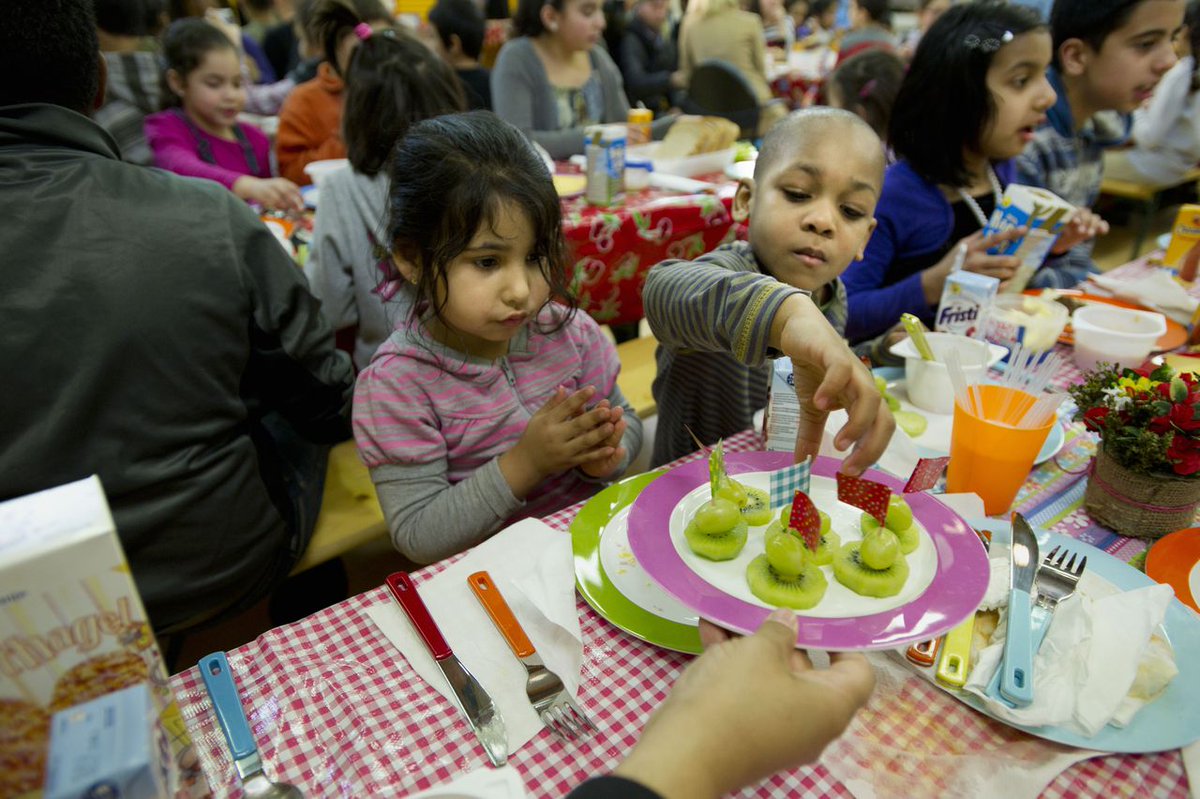 nrc's tweet image. De sleutel tot een gezonde generatie is de schoollunch, schrijven Onno van Schayck, @jaapseidell en @MariaJansen9 nrc.nl/nieuws/2017/04…